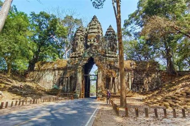 How many temples are there in Angkor Thom?