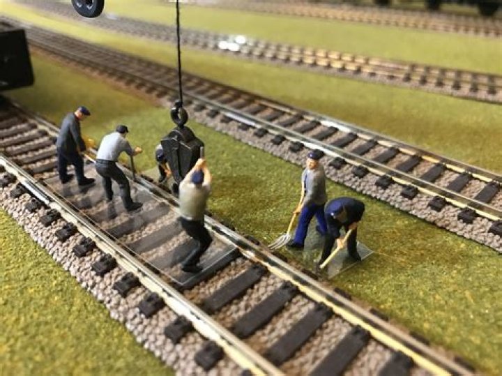 How much do train track workers make?