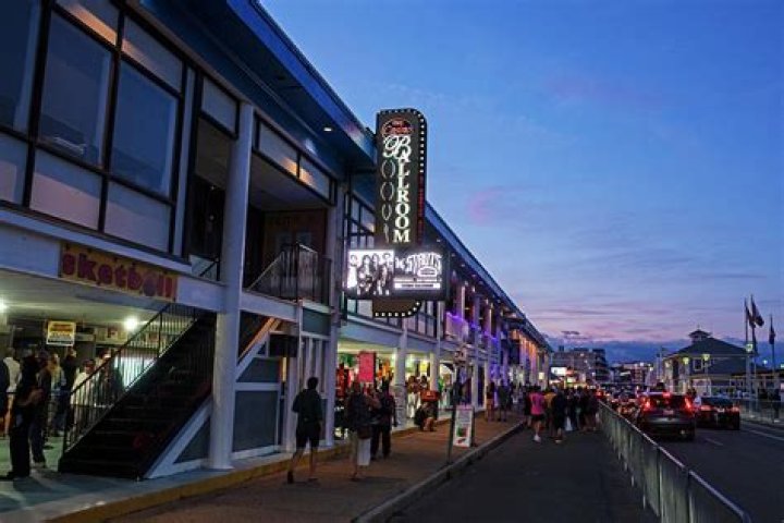 Is there parking at Hampton Beach Casino Ballroom?